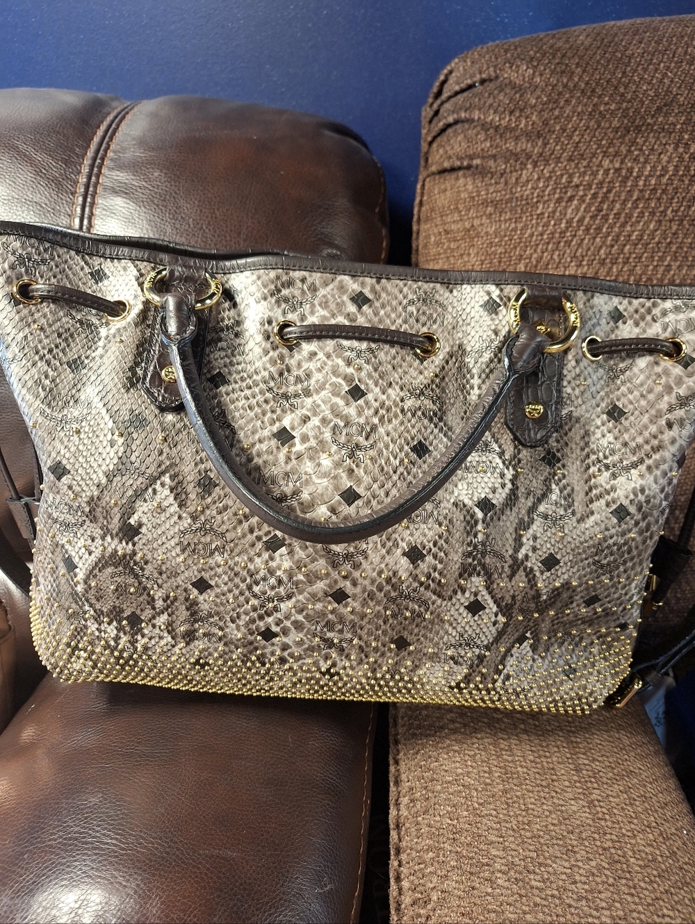 MCM LIKE NEW Elegant black handbag MCM NEW STUDDED